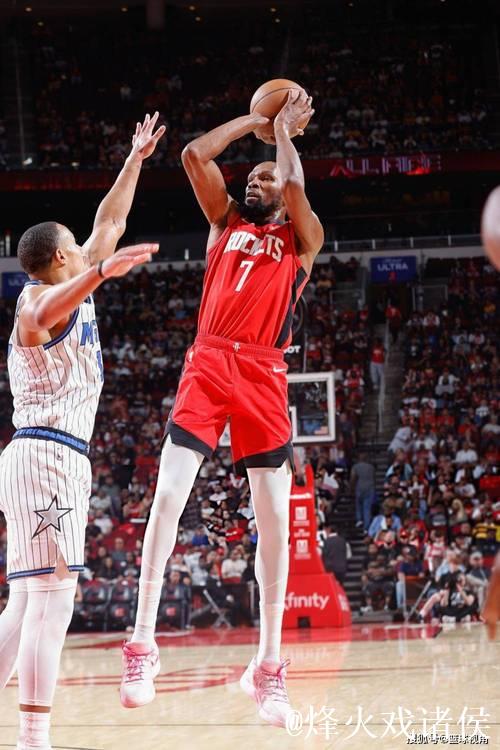 杜兰特运球急停中投打进,火箭打出一波14-7追平比分 杜兰特运球急停中投打进,火箭打出一波14-7追平比分
