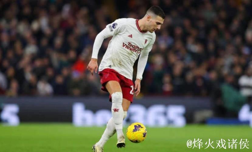 曼晚：曼联教练组给达洛特进行了一对一训练，改善其进攻站位